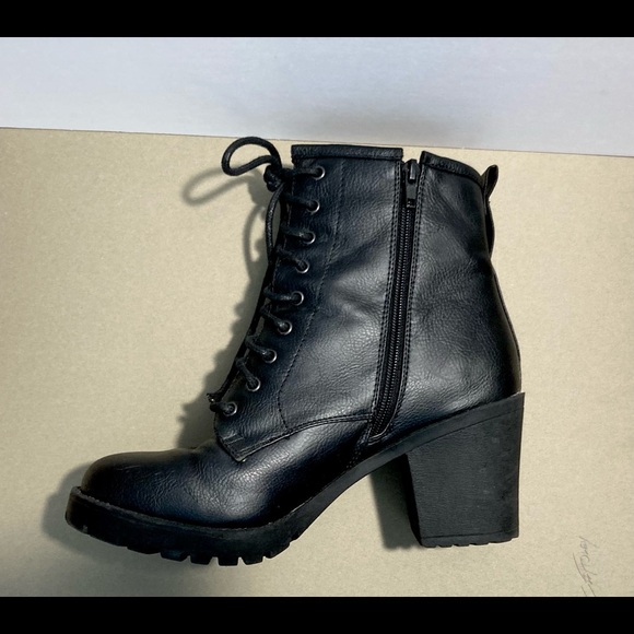 Black US 8.5 heeled boots - Picture 2 of 3